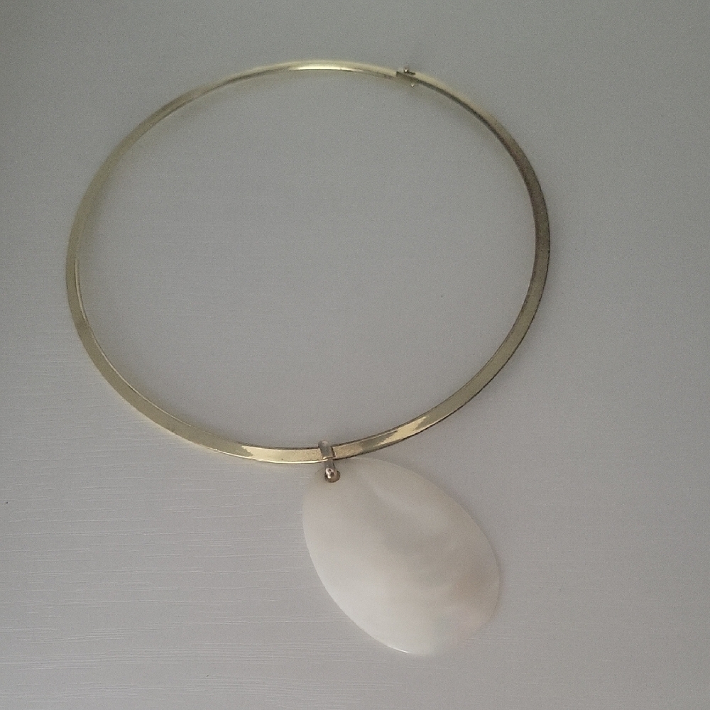 Chic Gold Tone Necklace with Large Cremey Shell Pendant